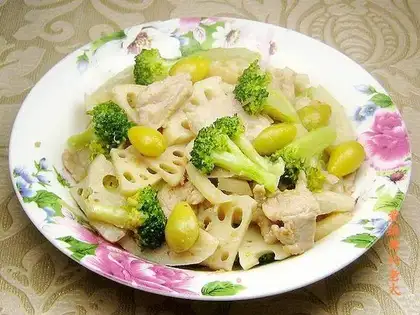 stir-fried loin with lotus root slices and broccoli