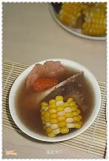 Fresh vegetable and big bone soup