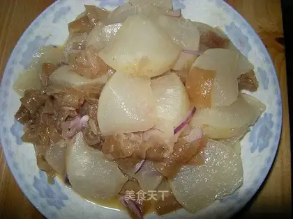 Stewed radish with fried pork skin