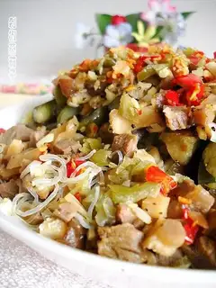 Steamed eggplant with chopped beef and pepper