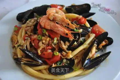 Spaghetti with mussel and prawns