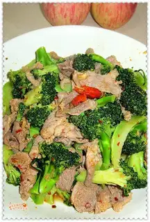 Fried pork slices with broccoli