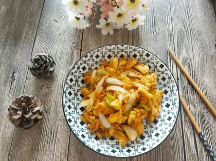 Onion fried eggs