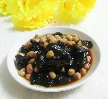 Peanuts with black ears