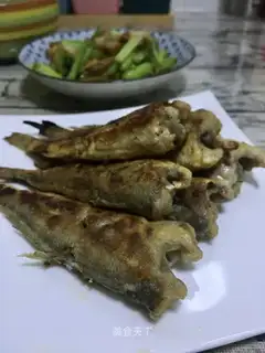 Dry-fried yellow flowers