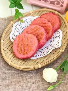 A flamingo red bean pie