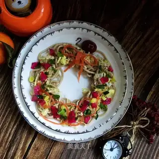 The ring of Christmas fruit and vegetables