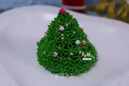 Christmas tree with cream