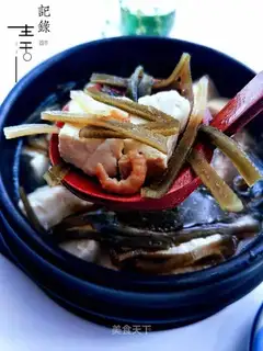 Seaweed tofu soup
