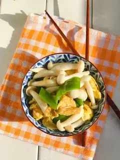 White mushroom fried eggs