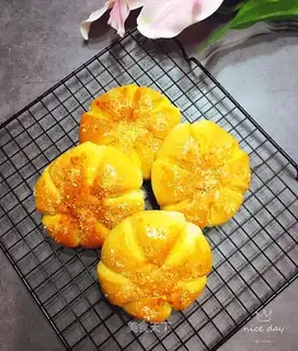 A milky yellow bread