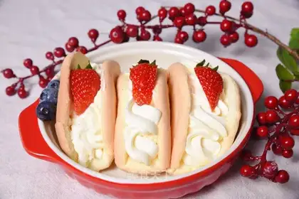 Strawberry scallop cake