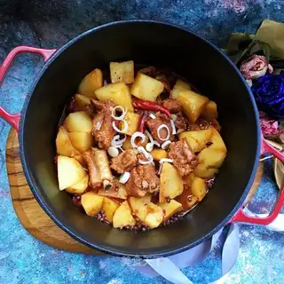 Potatoes made of red roasted ribs