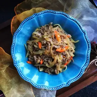 Onion fried beef rolls