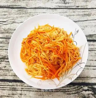 Carrot with golden needle mushrooms
