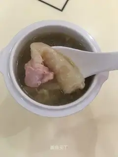 Chicken soup with fish glue