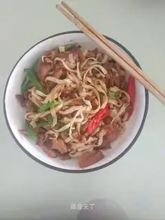 Pickled radish and saloon noodles