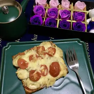 Banana toast pizza