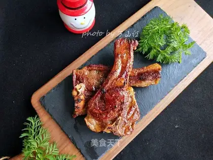 Pans, roasted lamb chops