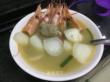 Three dumplings of shrimp radish