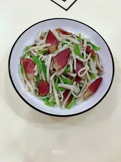 The apricot mushrooms are fried with meat
