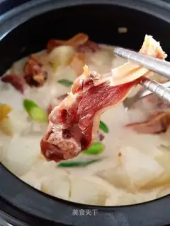 Duck-legged radish