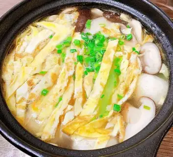 Two mushrooms, round soup