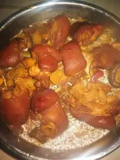 Red burning of pigs' feet