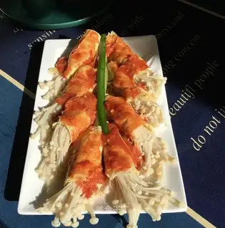Hot cabbage with bean-spill mushroom rolls