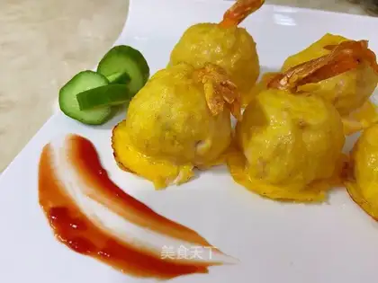 Money rolls the golden shrimp ball