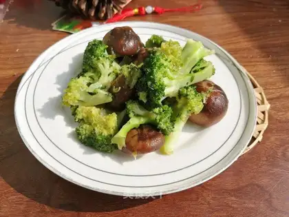 Fry mushrooms and broccoli
