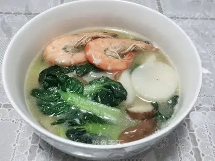 Shrimp crumbling pastry soup