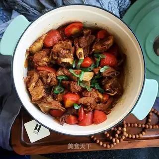 The lamb stews the carrots