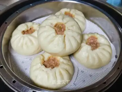 A gin onion beef bun
