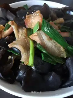 Garlic, black wood, roast meat