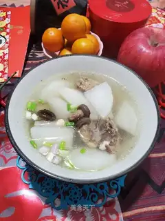 Chicken bones with radish soup