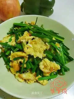 Fried eggs with moss