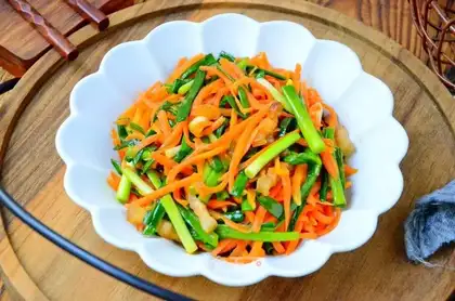 Carrots make garlic leaves