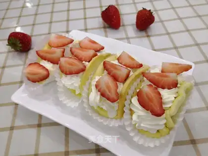 Strawberry hug cake
