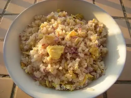 Fried rice with onion and egg