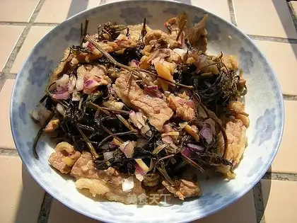 Fried pork slices with wild pepper seedlings