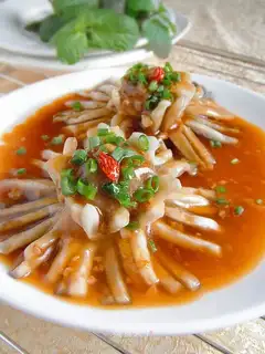 Pour tomato flowers in juice