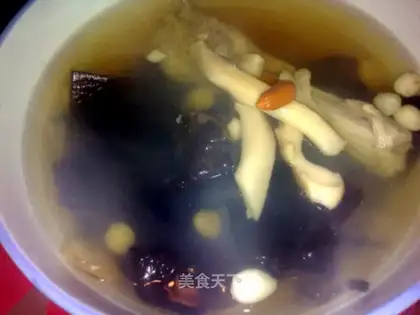 Old duck soup with fragrant snails and slices