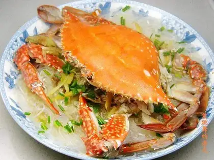 Steamed vermicelli with red cream crab
