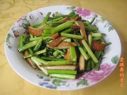 Spiced dried tea and stir-fried garlic sprouts