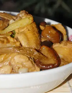 Roasted chicken wings with tea tree mushrooms
