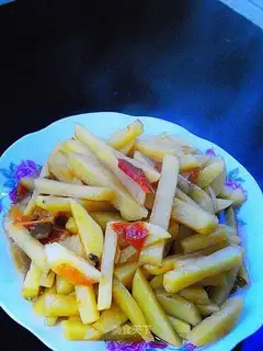 Stewed potato chips with salty pepper