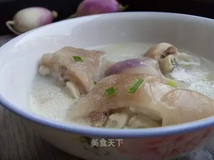 Stewed pig's feet with radish