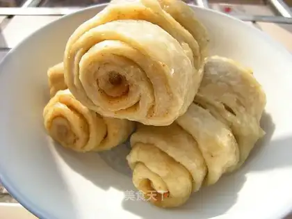 Spicy steamed rolls
