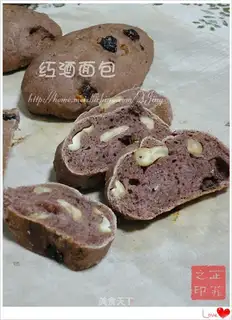 Red wine bread